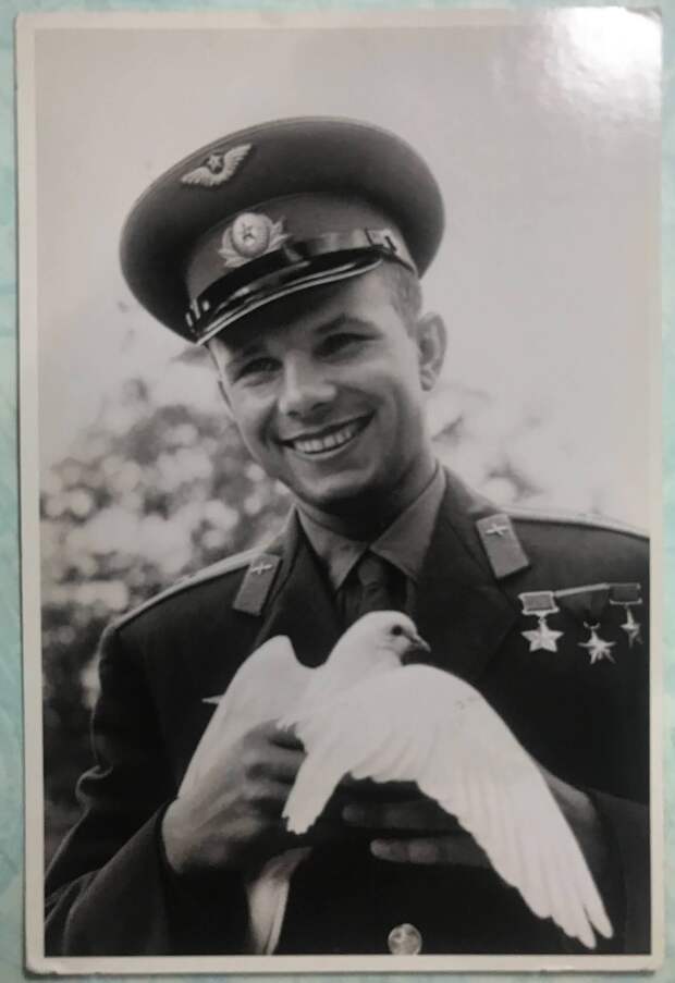 Юрий Гагарин мечтал о небе. Юрий Гагарин мечтал о небе.