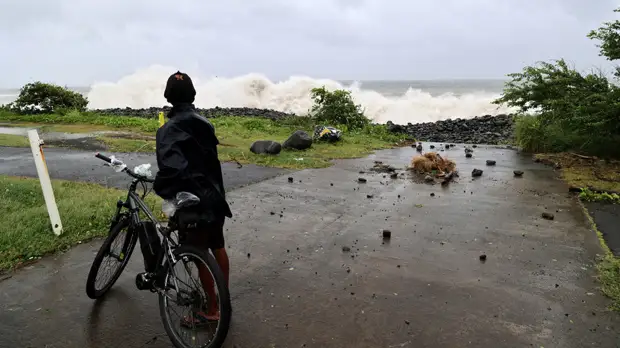 Спасатели эвакуировали экипаж севшего на мель танкера Tresta Star у острова Реюньон