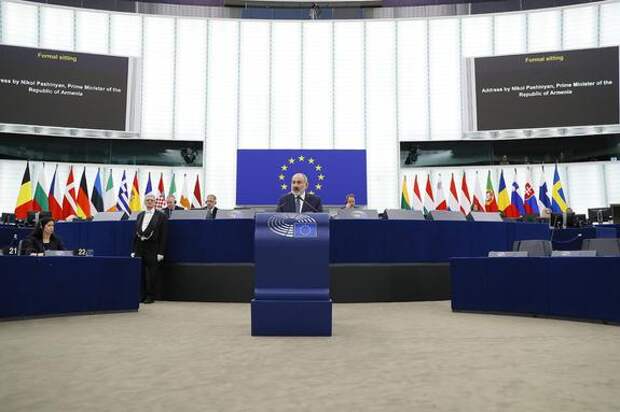 Пашиняну поясняют: два стула Армении не помешают Еревану рухнуть к ногам врагов