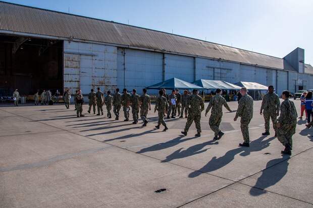 «Стоит очень‑очень сильно их ударить», — Трамп пошутил о Германии и шлёпнул Мерца