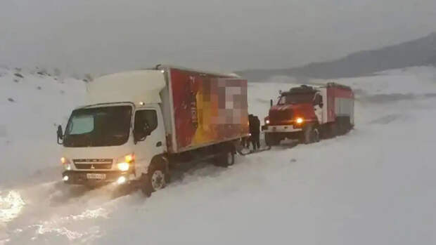 Сотрудники МЧС помогли водителю, застрявшему в снежном перемете на Алтае