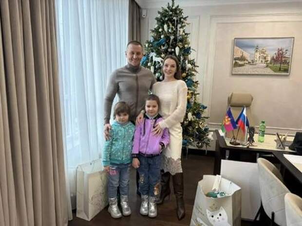 Двойной праздник: депутат гордумы Краснодара Андрей Анашкин вручил большие подарки кубанкам, родившимся в декабре