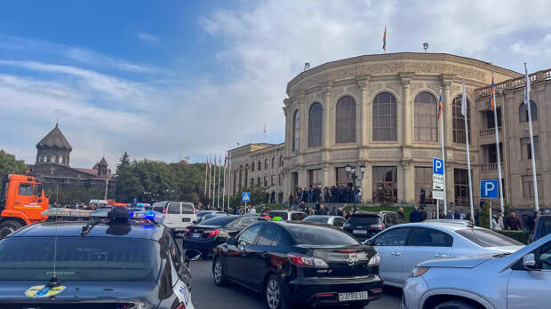 Сотрудники правоохранительных органов проводят операцию в здании мэрии Гюмри (20 октября 2025). Гюмри - Sputnik Армения, 1920, 21.10.2025