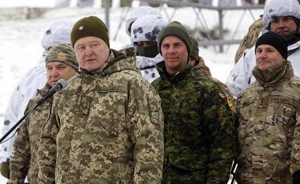 На фото: президент Украины Петр Порошенко (слева)