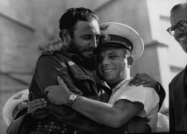 Junto al primer cosmonauta del mundo el soviético Yuri Gagarin en la conmemoración del VIII Aniversario del ataque a los cuarteles Moncada y Carlos Manuel de Céspedes, celebrado en la Plaza de la Revolución, 26 de julio de 1961. Foto: Prensa Latina/ Sitio Fidel Soldado de las Ideas