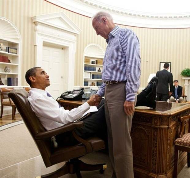 Обаму не учили, что класть ноги на стол некультурно?