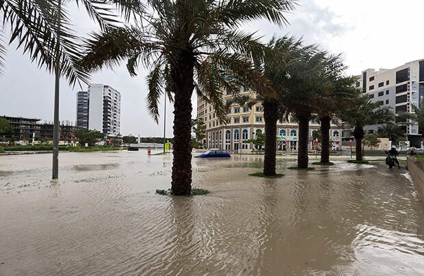 Непогода добралась до ОАЭ: Дубай накрыли мощные ливни и ураган