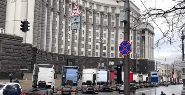 Украинские дальнобойщики с помощью клаксонов устроили забастовку у Кабмина в Киеве (видео)