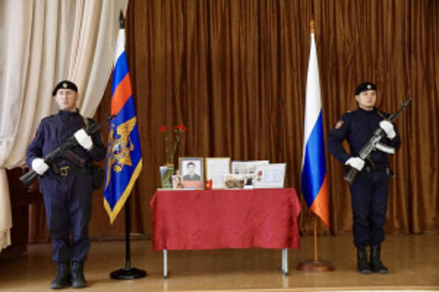 Парта Героя в честь погибшего сотрудника органов внутренних дел появилась в школе в Челябинской области