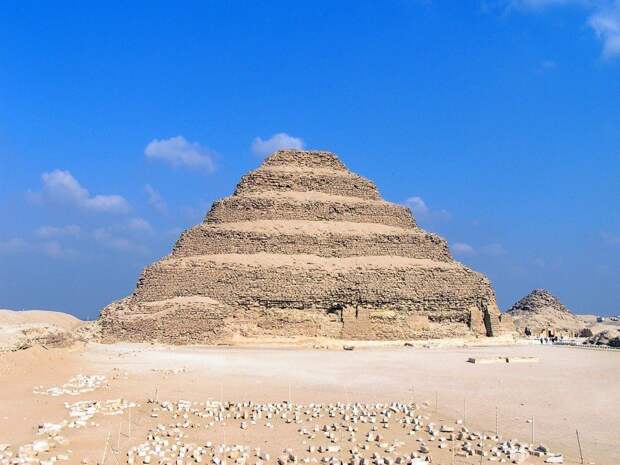 Ступенчатая пирамида древнеегипетского царя Джосера. © Изображение предоставлено: Вальтер Штиденрот | Лицензировано от DreamsTime.com (Стоковая фотография для редакционного использования, ID: 216602360)