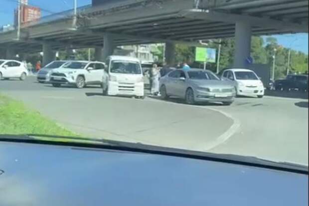 "Люди прямо на дороге": жесткое ДТП во Владивостоке в эту минуту - видео