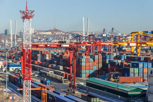 Груз пшеницы рухнул на рабочих с подъемного крана