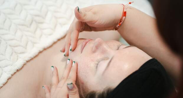 Гид по массажам для лица: как найти свою технику и получить результат