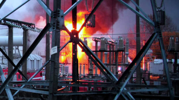 В Волгоградской области из-за обломков БПЛА произошел пожар на подстанции