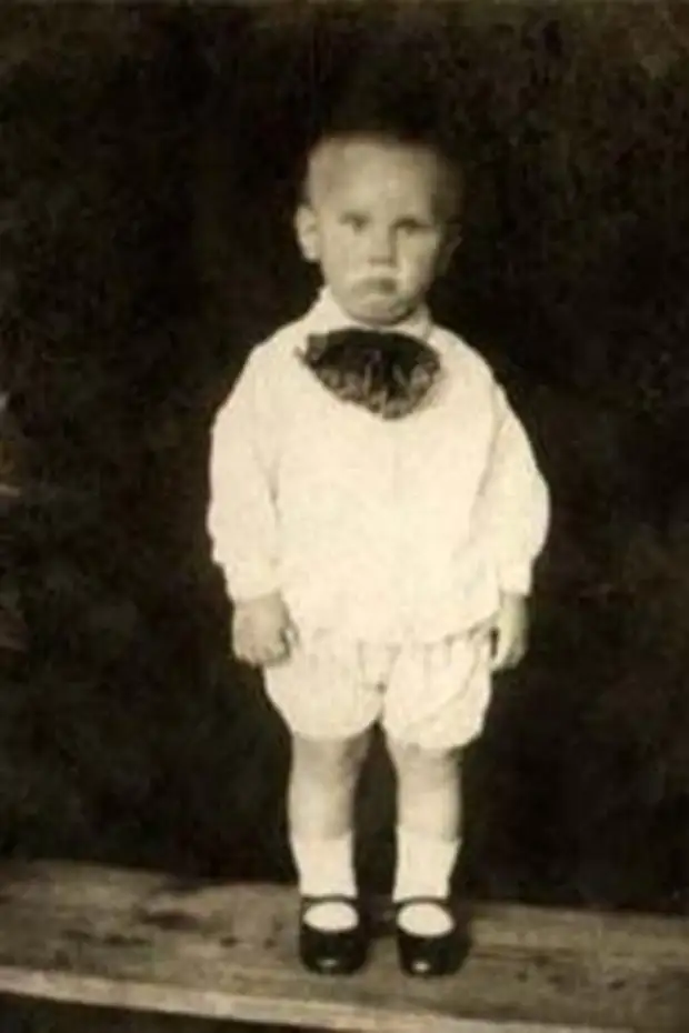 Владимир Путин в возрасте 2 лет.