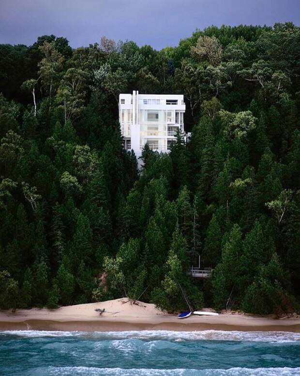 Дом стоит на склоне холма, на берегу озера Мичиган, США.