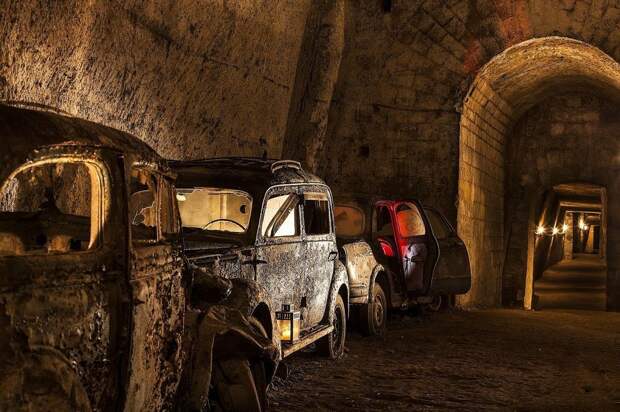 8 фото старинного тоннеля под Неаполем, который был свалкой, а стал автомобильным музеем