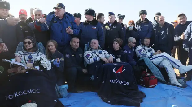 «Самочувствие хорошее»: «Союз МС-18» с киноэкипажем благополучно вернулся на Землю