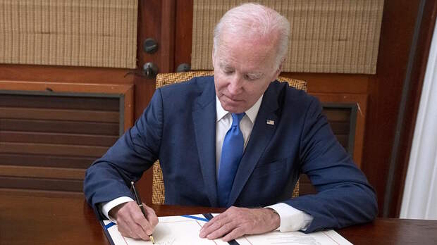 Президент США продлил на год санкции против Ирана