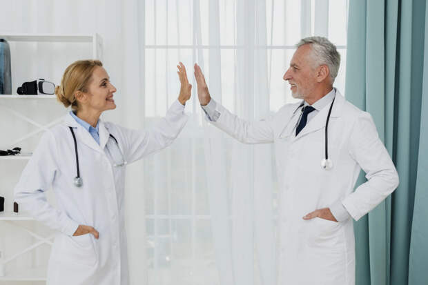 Пациент на полу, медики беседуют: 20 минут бездействия стоили американцу жизни