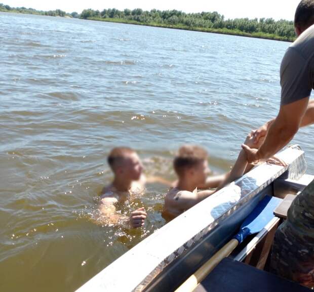 В Астраханской области из реки достали тонущих детей