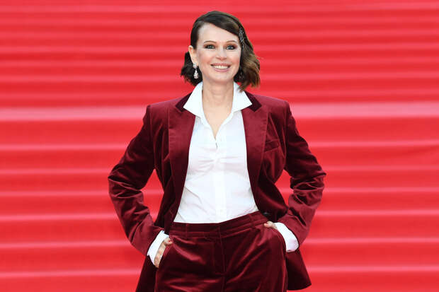 Актриса Ирина Безрукова сообщила, что пока не планирует замужество