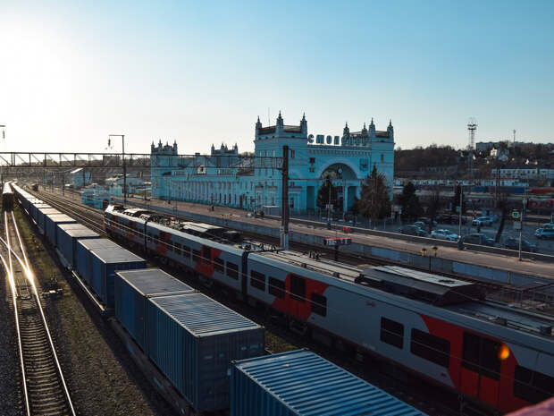 В Смоленске у железнодорожного вокзала закрыли парковку
