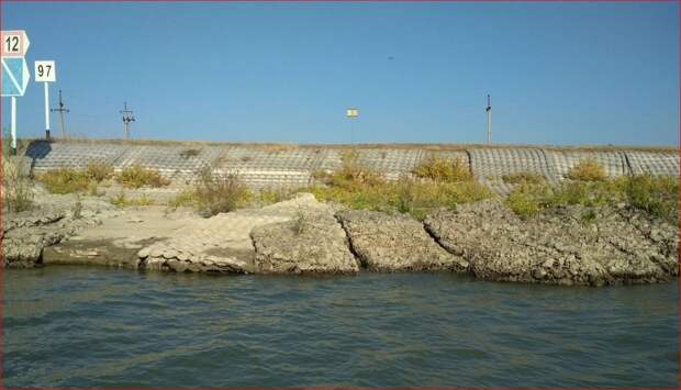 На Дунае в Одесской области разрушается дамба: под ней - метровые пустоты