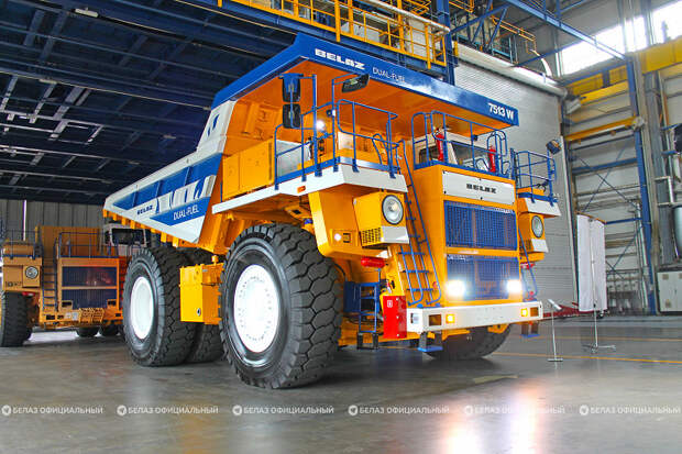 БелАЗ показал будущее — 130-тонный 1600-сильный газодизельный самосвал для России