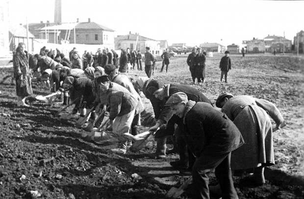 Учащиеся средней школы №8 г.Новокузнецка за ремонтом дороги. 1944 г.