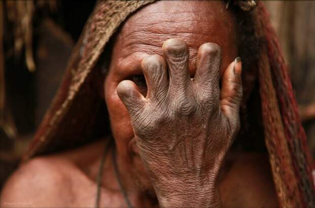 Рубят пальцы, сушат трупы: как живет примитивное племя Дани
