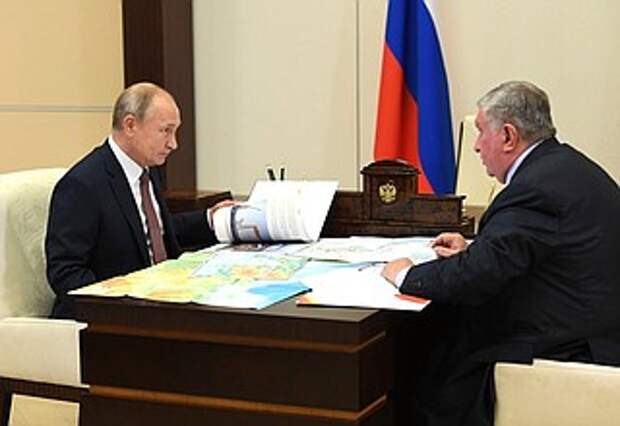 С главным исполнительным директором, председателем правления компании «Роснефть» Игорем Сечиным.