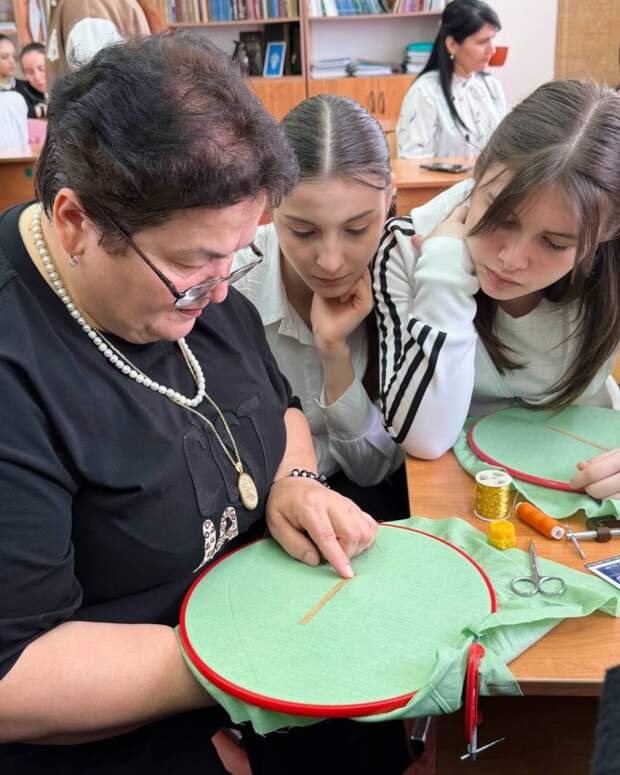 В Гатлукайской школе прошли выездные мастер-классы по народным художественным ремеслам