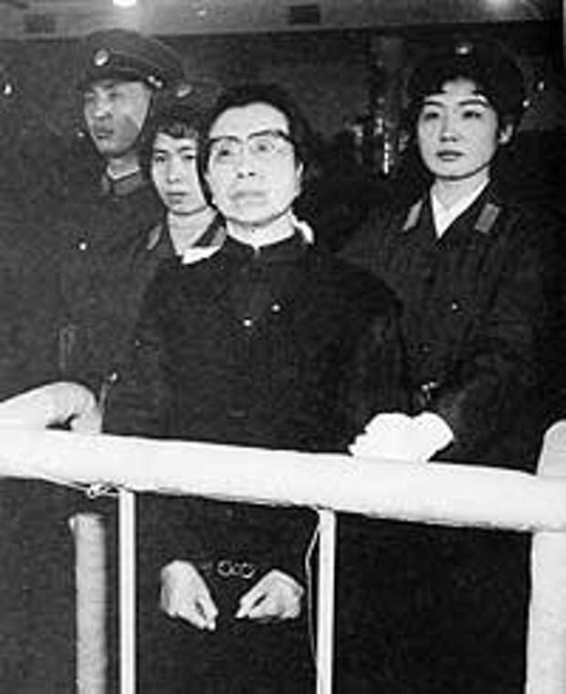 Цзян Цин во время суда
