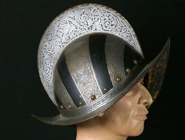 В целом очень простой и дешевый шлем. Хотя сохранились и богатые образцы. |Фото: livejournal.com.