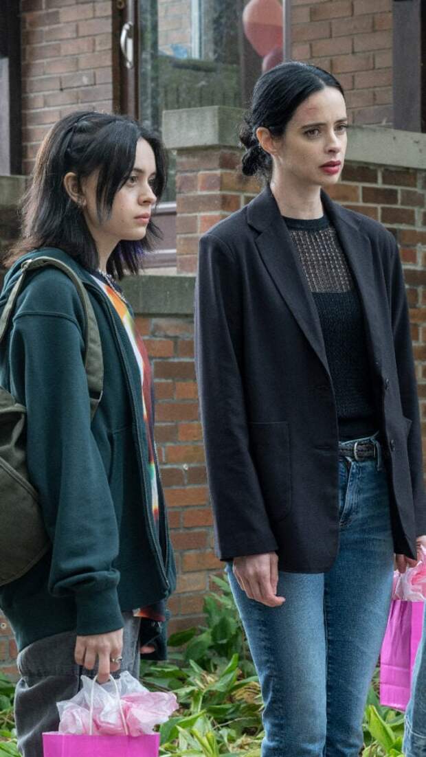 Krysten Ritter as Lucy, Amanda Fix as Jules - Orphan Black: Echoes _ Season 1, Episode 4