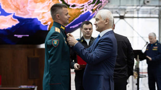 Белоусов вручил медали "Золотая Звезда" отличившимся участникам спецоперации