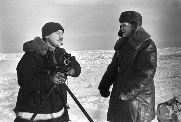 Дрейфующая станция "Северный полюс" закончила свою работу 19 февраля в 17.30. На фото: руководитель станции Иван Папанин (с киноаппаратом) и летчик Геннадий Власов, февраль 1938 года