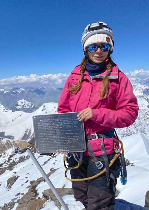 Альпинистка из РФ сломала ногу на пике Победы в Киргизии и неделю живет без еды