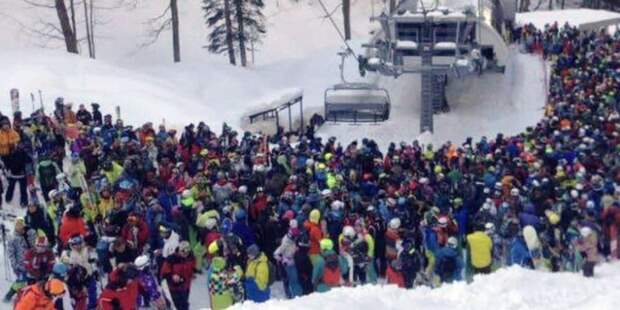 «Испытание на выносливость» на курорте: дороги к склонам Сочи парализованы из-за снега и потока отдыхающих