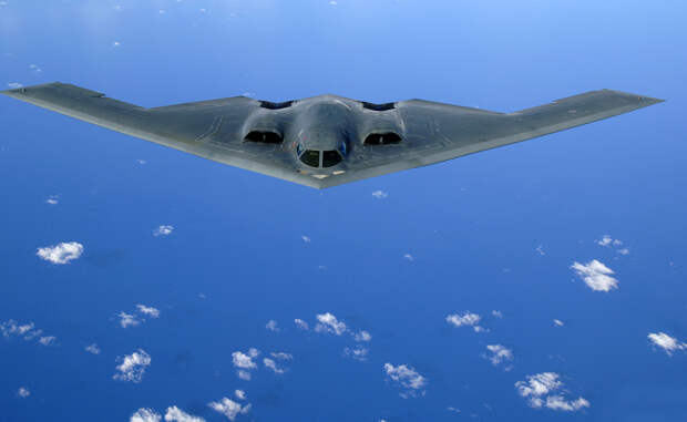Northrop Grumman B-2 Spirit Что может быть опаснее стратегического бомбардировщика? Легендарный B-2 Spirit предназначен для прорыва плотной противовоздушной обороны и умеет «доставить посылку» на расстояние в 13 тысяч километров. Правда, стоит одна машинка целый миллиард долларов, что на порядок дороже практически всех аналогичных решений.