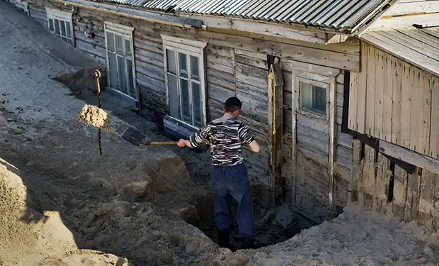 Neįprastas kaimas Arktyje: Šoinos kaimą prarijo dykuma, bet žmonės ir toliau gyvena namuose pusiau smėlyje