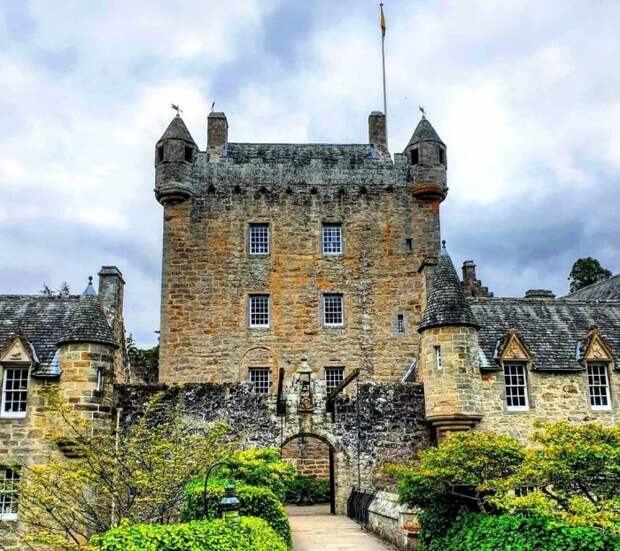 Суровый облик замкового поместья вдохновили Шекспира перенести в Каудор трагическое действие убийство короля, происходящее в легендарной трагедии «Макбет» (Cawdor Castle, Шотландия). | Фото: greatbritishgardens.co.uk.