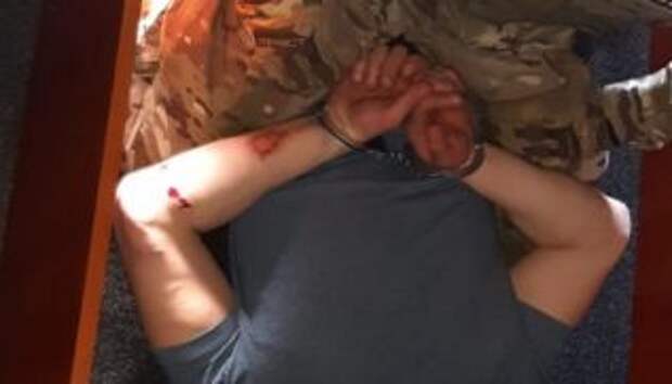 Дерзкий водитель прятался от спецназа под кроватью
