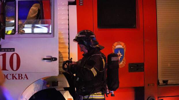 СМИ: 120 человек эвакуировали из горящей гостиницы на Алтуфьевском шоссе