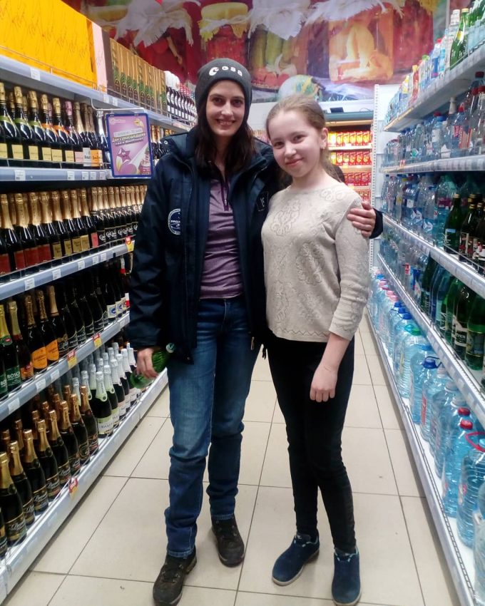 За русской водкой зашла: известную голливудскую актрису застукали в подмосковном супермаркете