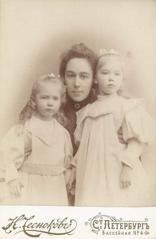 Александра Павловна Третьякова-Боткина с дочерями Александрой (Шурой) и Анастасией (Тасей).