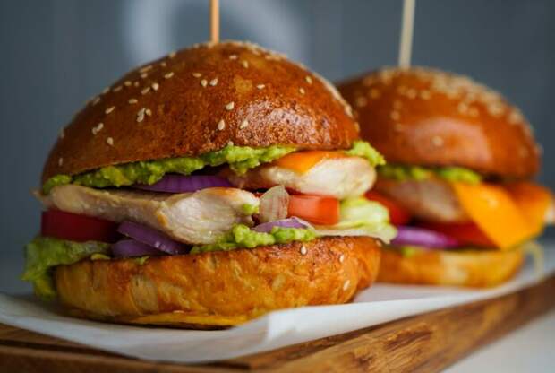 Бургер с курицей. \ Фото: google.com. Бургер с курицей. \ Фото: google.com.