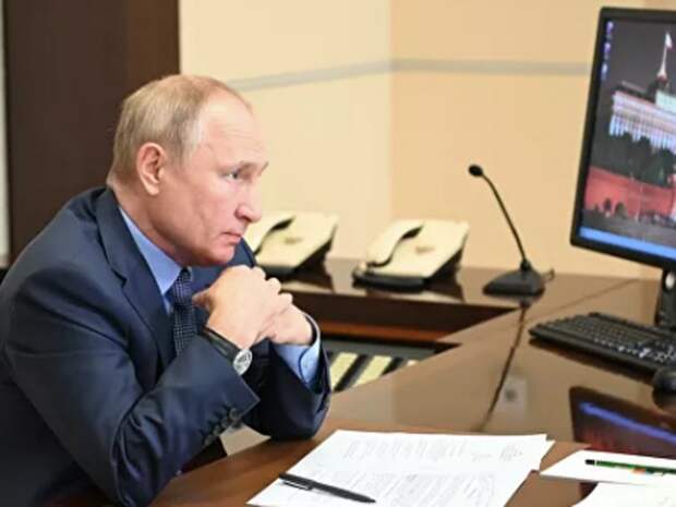 Путин поручил выплачивать “школьные” пособия со 2 августа