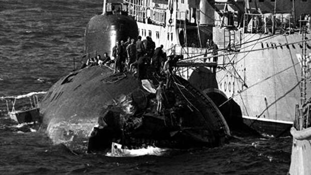 Советская подлодка К–314 после столкновения с американским авианосцем USS Kitty Hawk